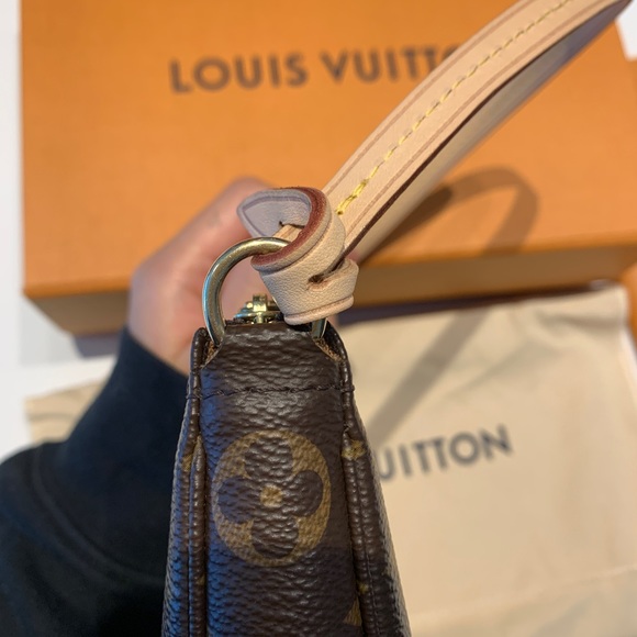 Authentic Louis Vuitton Pochette Accessoires - Picture 3 of 8